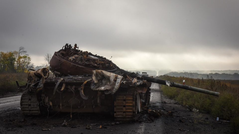 Um tanque russo destruído na estrada na região de Kharkiv, Ucrânia, 01 de outubro de 2022.