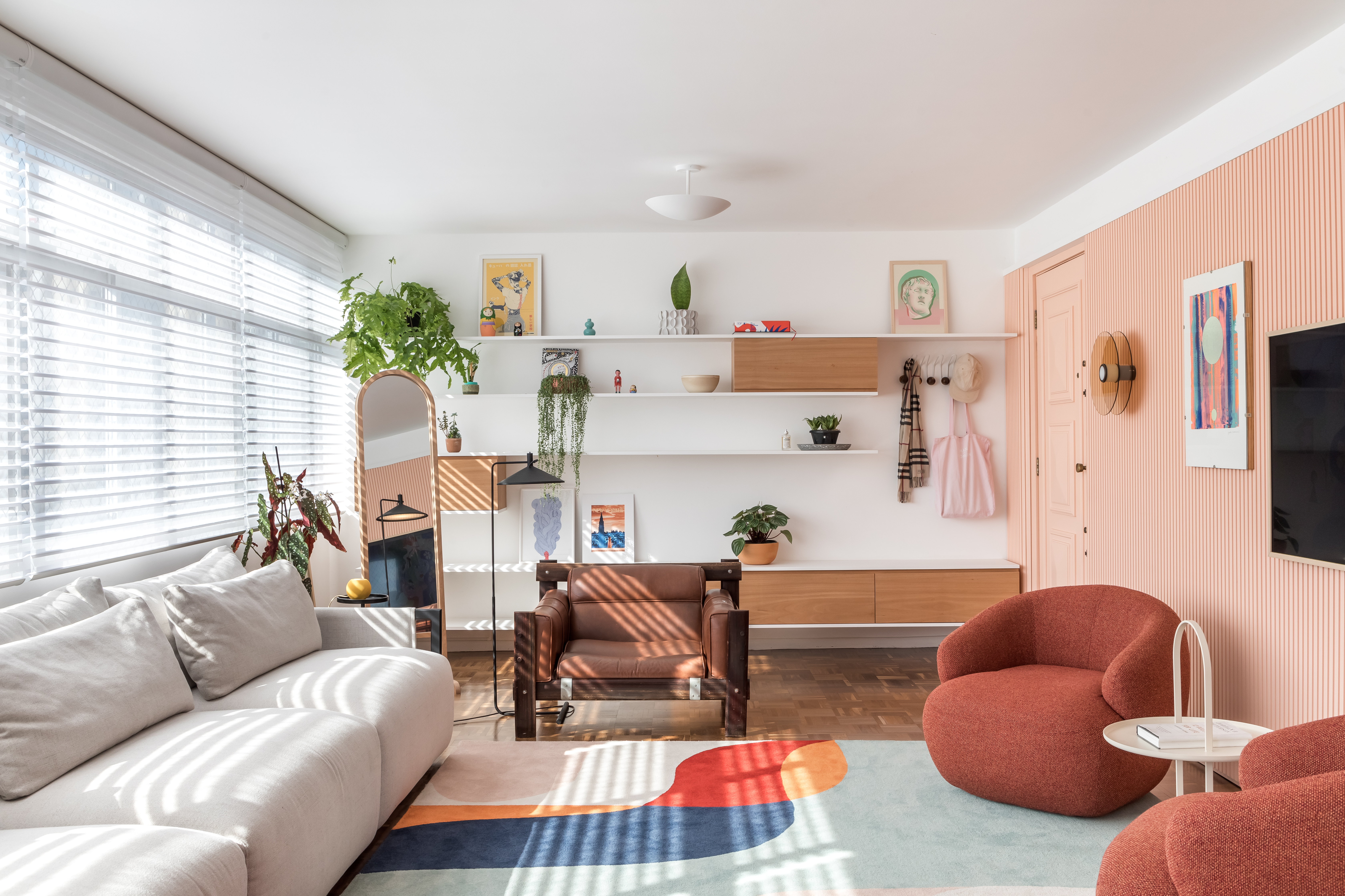 A reforma do Apartamento Moscou, assinada pelo escritório Küster Brizola Arquitetos, exprime personalidade em cada detalhe.