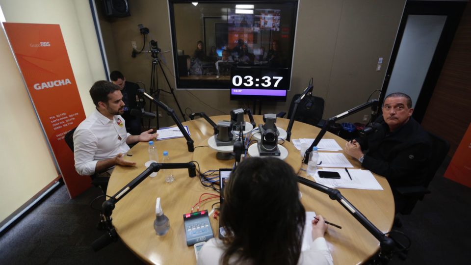 Debate entre Leite e Onyx é marcado por denúncia de homofobia e críticas por renúncia