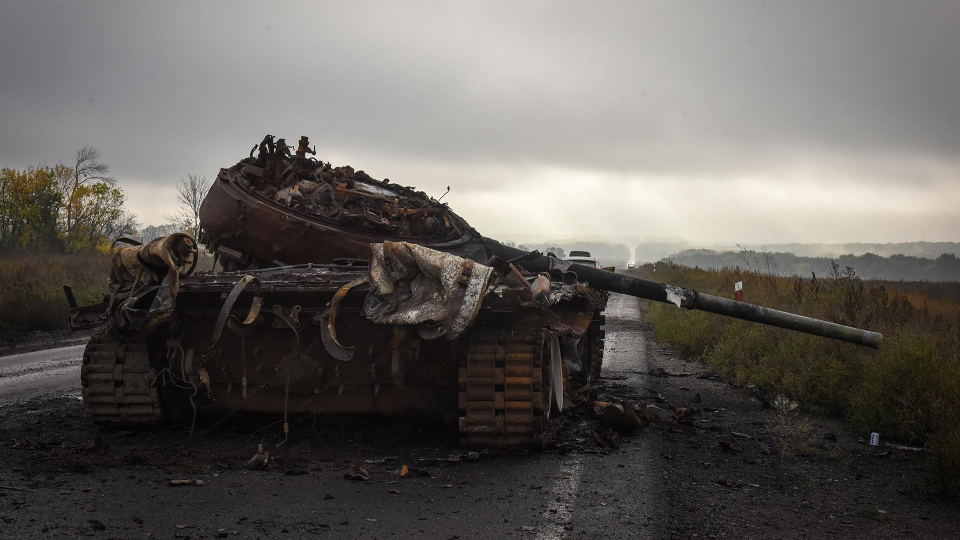Um tanque russo destruído na estrada na região de Kharkiv, Ucrânia, 01 de outubro de 2022.