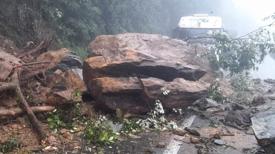 Deslizamento de terra bloqueou a BR-277 na região de Morretes.
