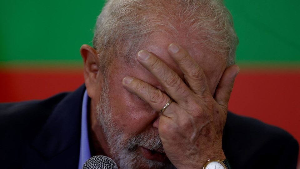 Lula com a mão no rosto