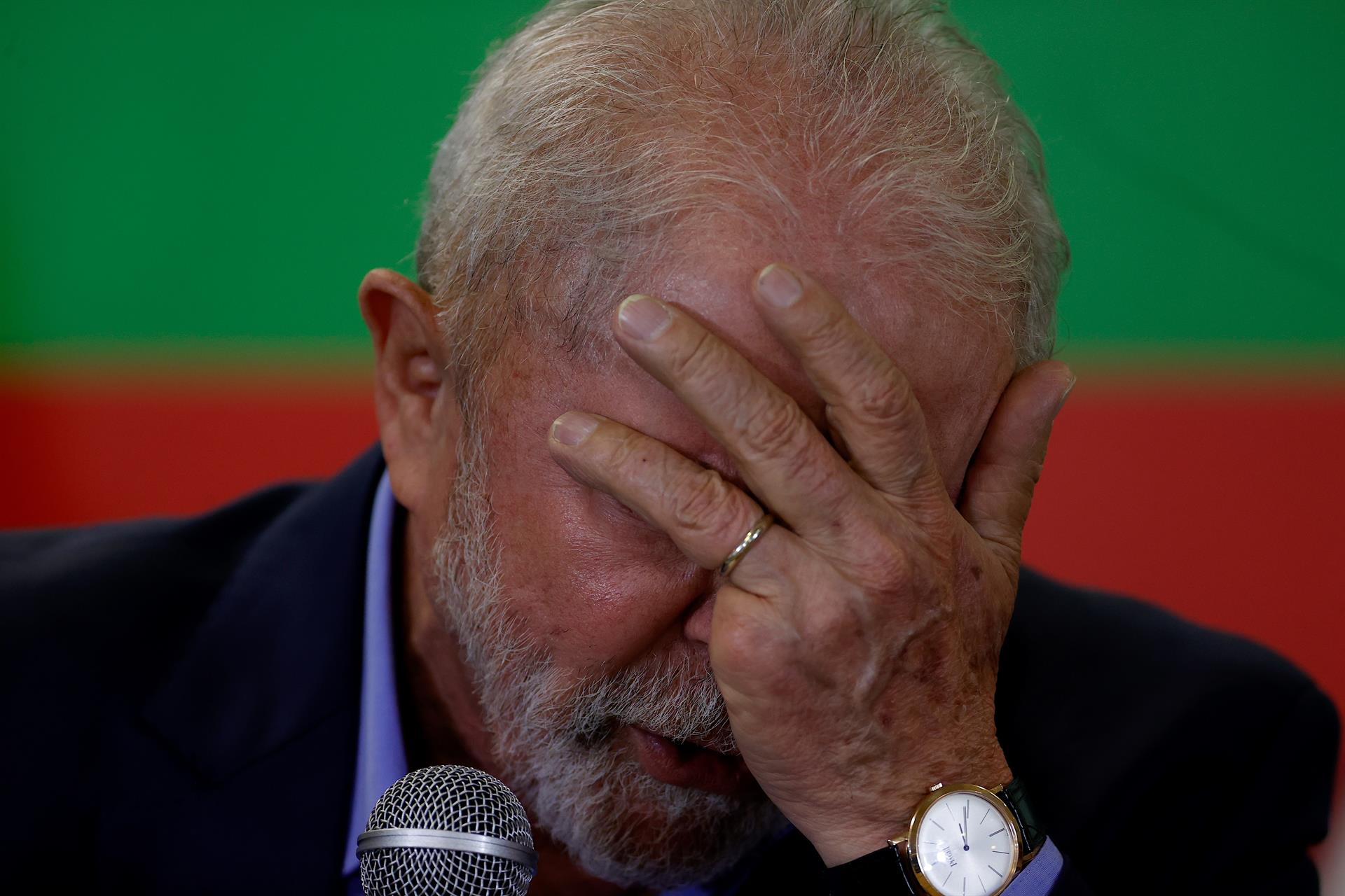 Lula com a mão no rosto
