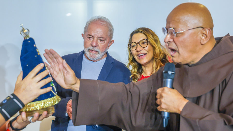 O tamanho do engodo: Lula, que defende o aborto, é bom católico