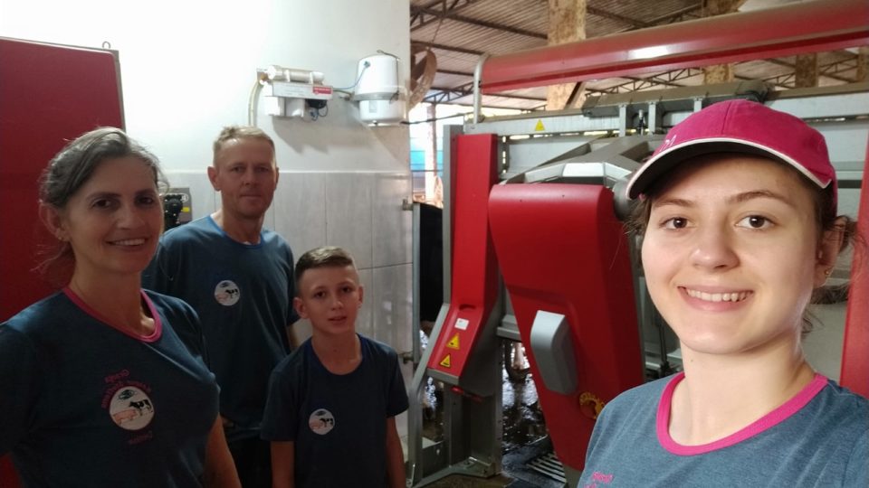 Família Steffens, de Quatro Pontes/PR, conseguiu potencializar a produção de leite com ordenhadeira robotizada.