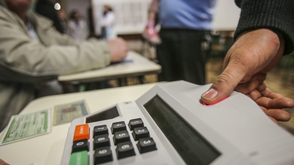 adiamento segundo turno eleição