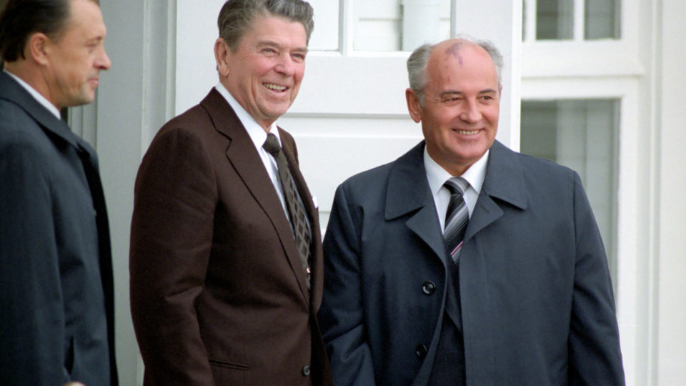 Mikhail Gorbachev e Ronald Reagan em encontra na Islândia, em outubro de 1986.
