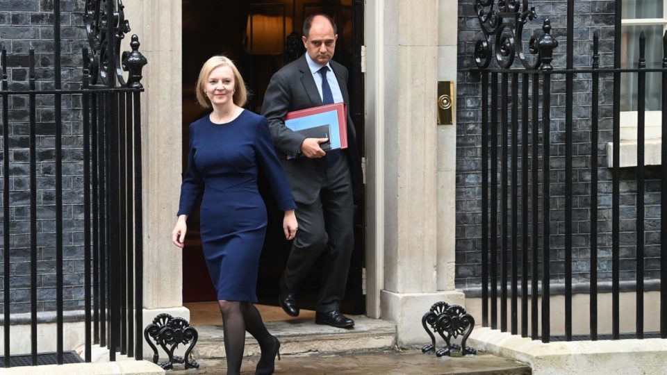 Liz Truss deixa Downing Street, sede do governo britânico, para fazer discurso no parlamento, no dia 23 de setembro de 2022
