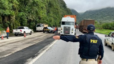 Em Bloqueio na BR-277, policial rodivário federal orienta trânsito