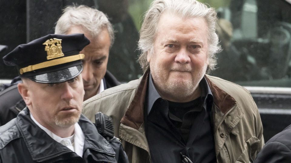 Stephen Bannon (à direita), ex-assessor do presidente dos EUA, Donald Trump, chega à Suprema Corte do Estado de Nova York para uma audiência, 04 de outubro de 2022.
