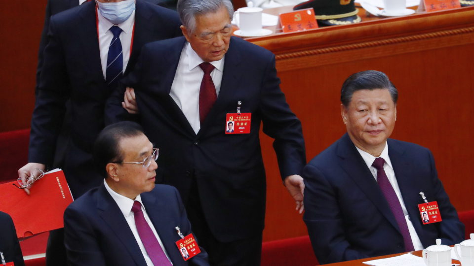 O ex-presidente da China Hu Jintao é retirado enquanto Xi Jinping e o primeiro-ministro Li Keqiang observam durante a cerimônia de encerramento do 20º Congresso Nacional do Partido Comunista da China.
