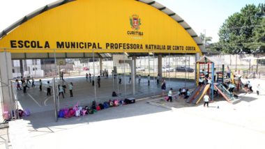 A capital paranaense quer oferecer educação em tempo integral em 150 unidades de ensino até final de 2023 e nas 185 escolas públicas da cidade no ano seguinte.
