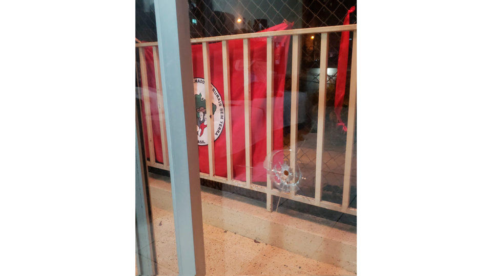 Tiro atingiu vidro do apartamento onde havia uma bandeira do MST pendurada na sacada