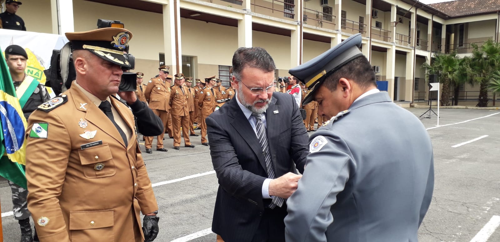 O secretário de Segurança Pública do Paraná Wagner Mesquita (ao centro) esteve em solenidade de condecoração de policias.