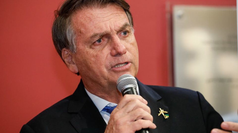 Bolsonaro diz que irá recorrer da decisão de Moraes, que negou investigação sobre inserções