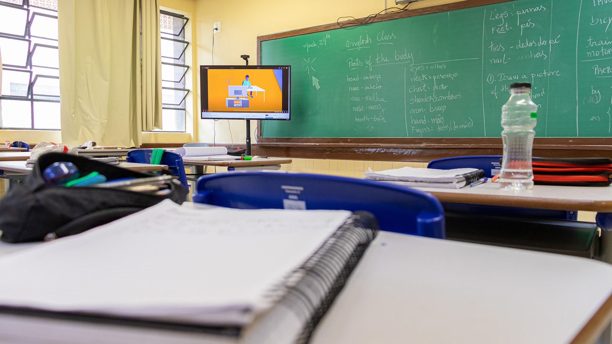 Sala de aula vazia com Educatron ligado ao fundo