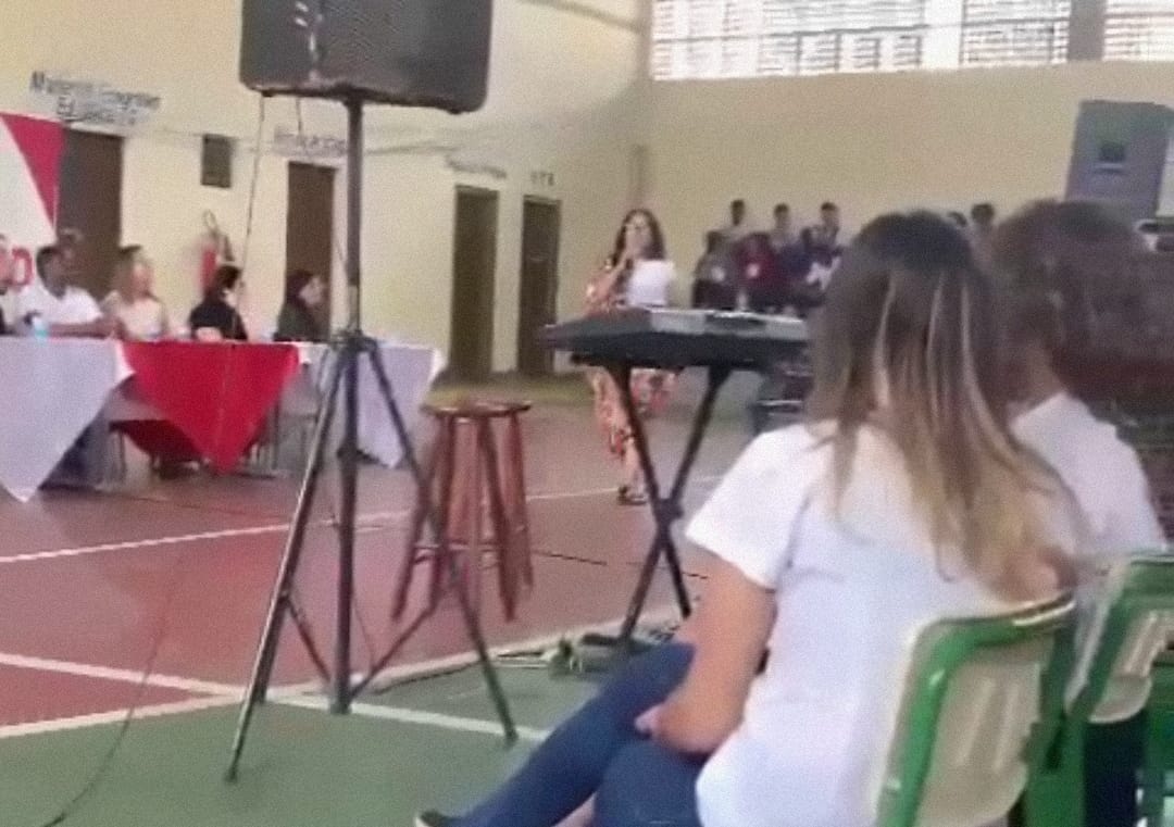 Professora faz campanha ao Lula em escola do Rio de Janeiro