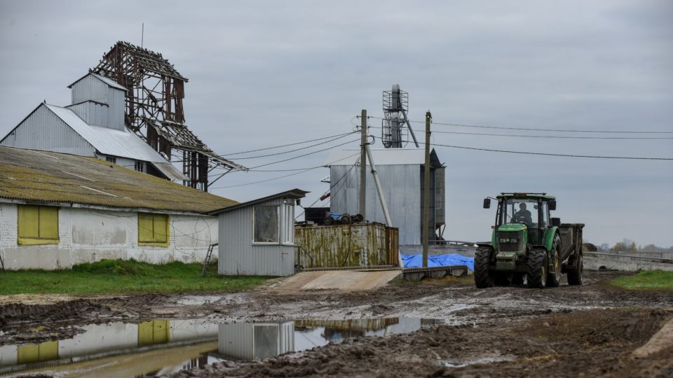 Rússia suspende acordo para exportação de grãos ucranianos Fazenda na vila ucraniana de Lukashivka, na região de Chernihiv, reconstruída após ataque russo.
