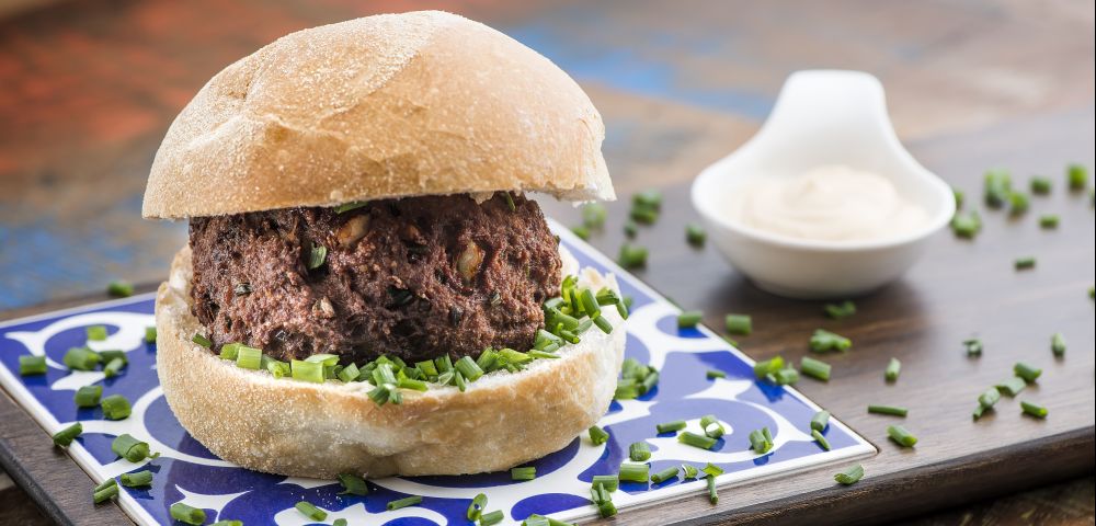 Tradicional nos bares de Curitiba, pão com bolinho é sanduíche simples.