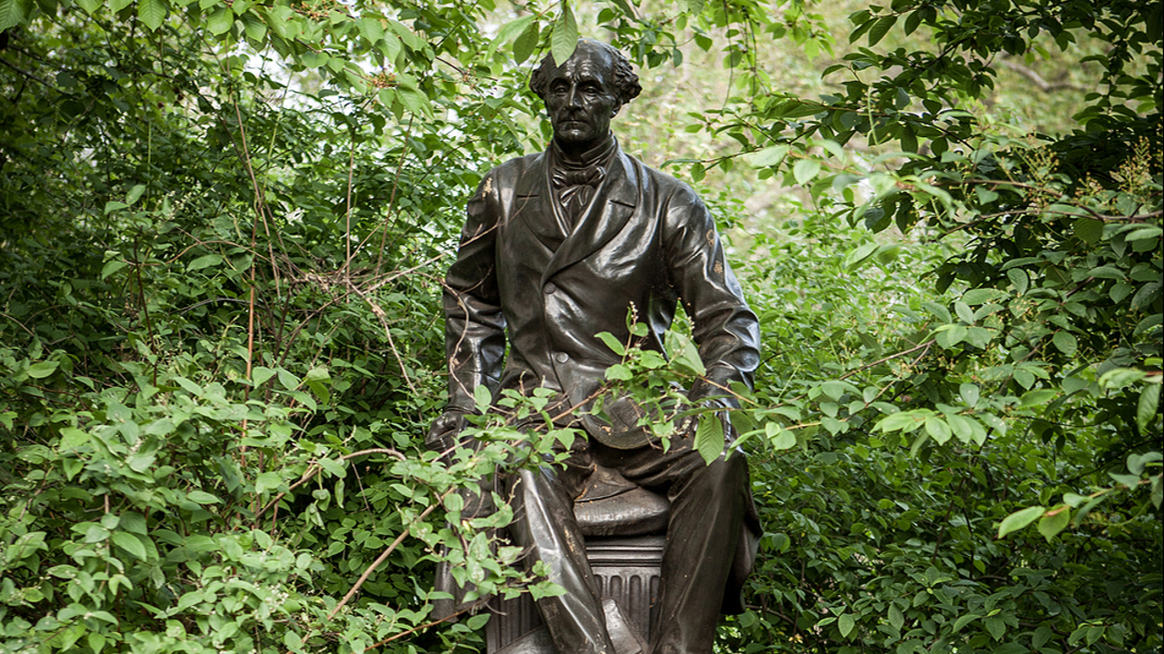 Estátua de John Stuart Mill em Londres