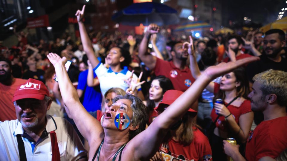 Eleitores de Lula comemoram o resultado das eleições em São Paulo