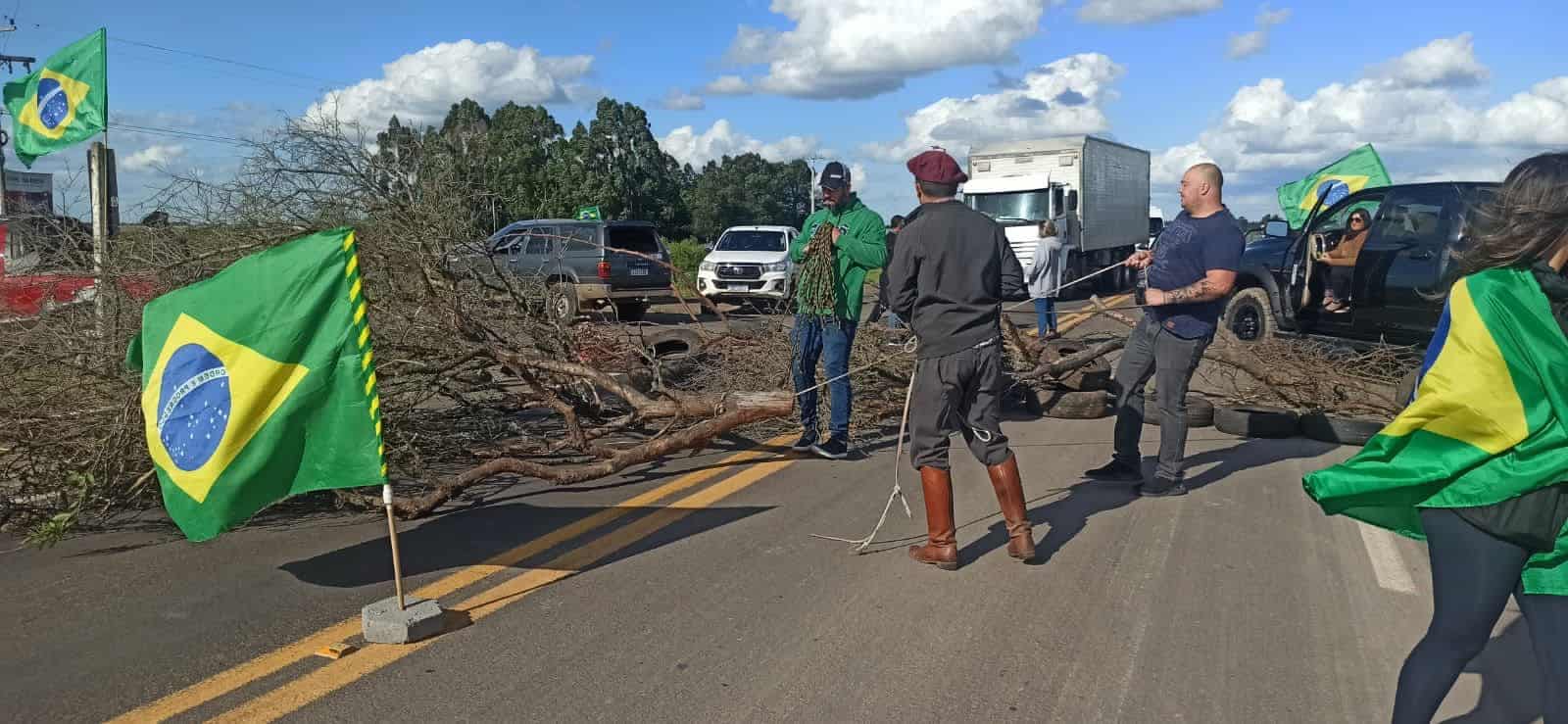 Caminhoneiros bloqueiam a rodovia BR-158, em Santana do Livramento (RS).
