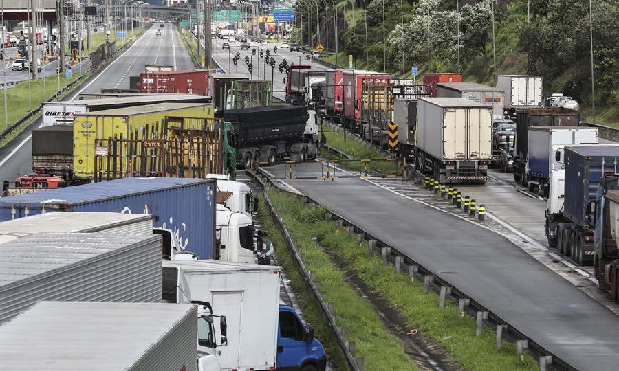 Curitiba tem protesto com bandeira do Brasil queimada, vandalismo, tiros e bombas da PM