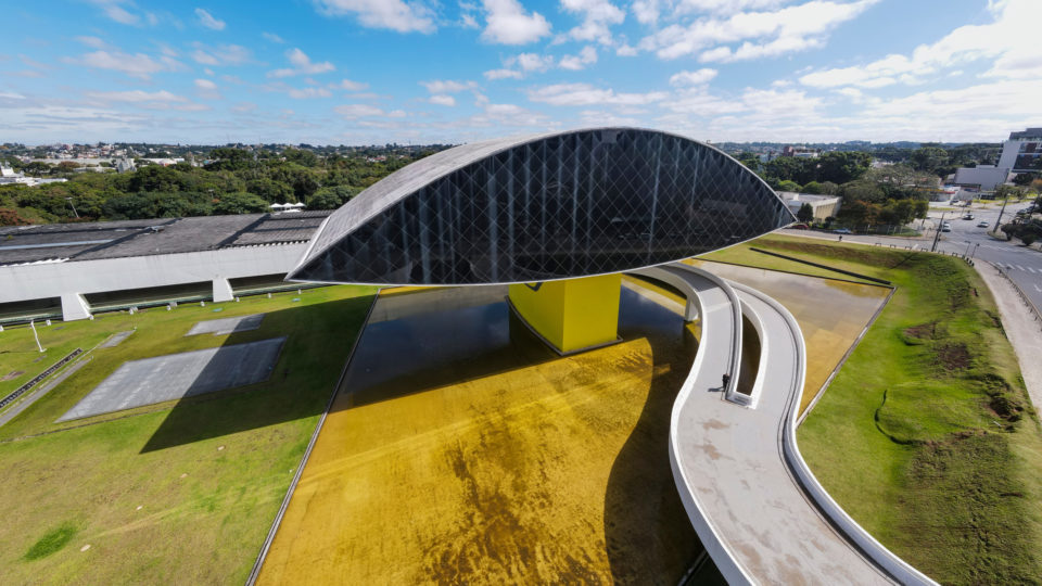 Em Curitiba, fica o Museu Oscar Niemeyer, onde estão mais de 3 mil obras.