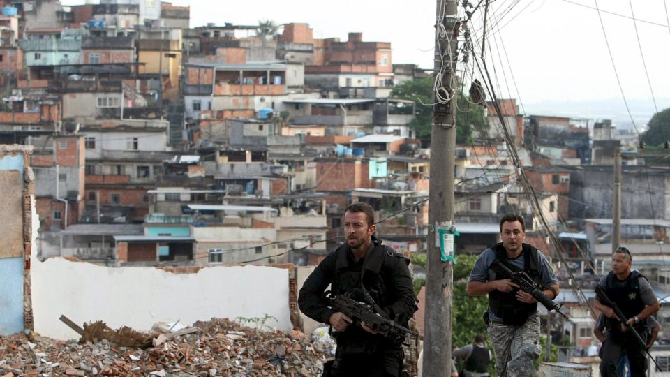 Polícia faz operação contra tráfico de drogas em favela do Rio de Janeiro, novembro de 2010