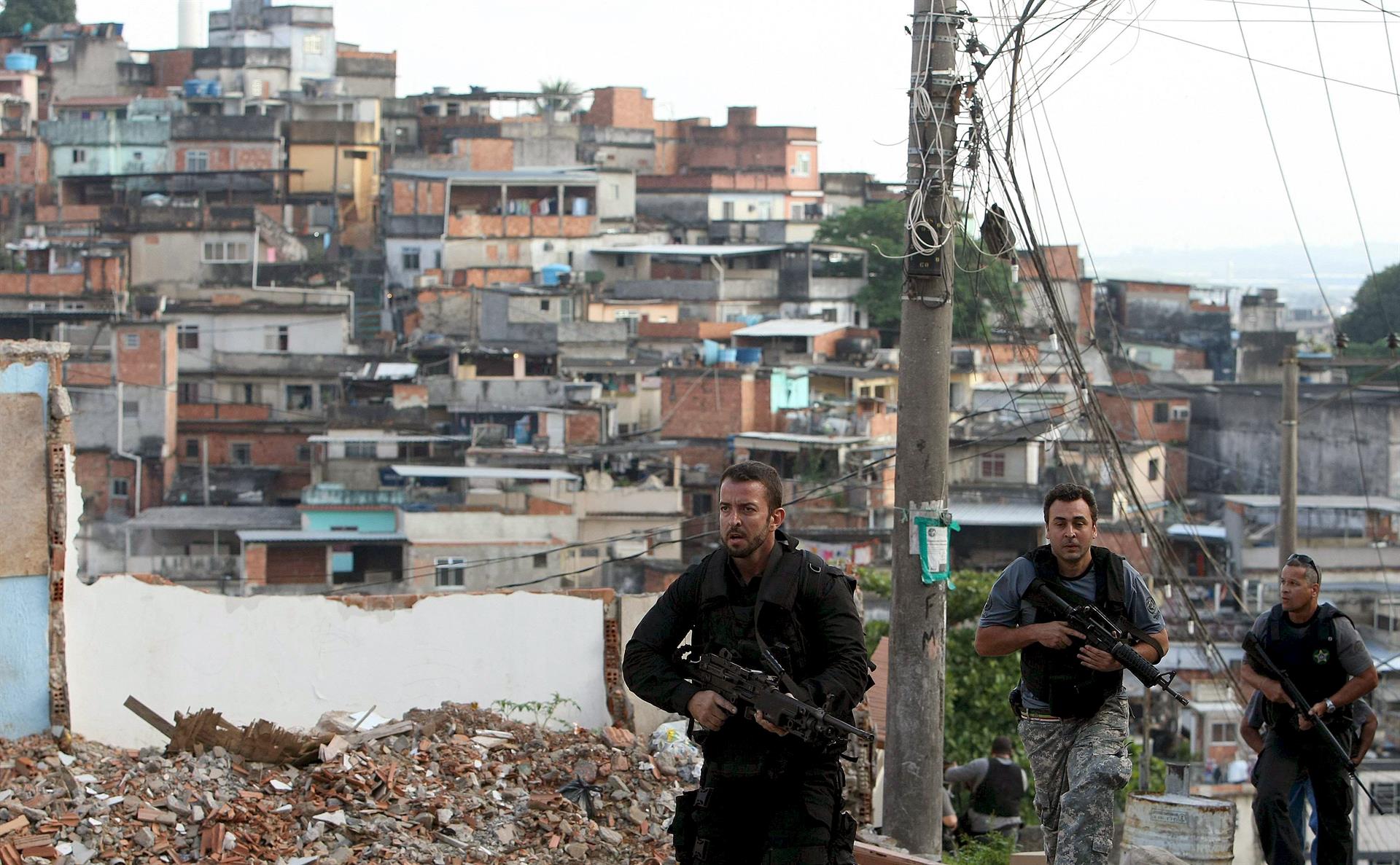 Polícia faz operação contra tráfico de drogas em favela do Rio de Janeiro, novembro de 2010: taxa de homicídios vem caindo no Brasil nos últimos anos