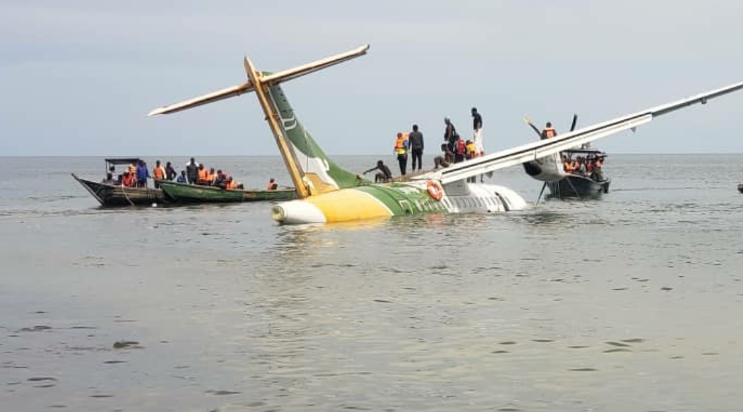 O avião caiu no Lago Vitória e ficou completamente submerso