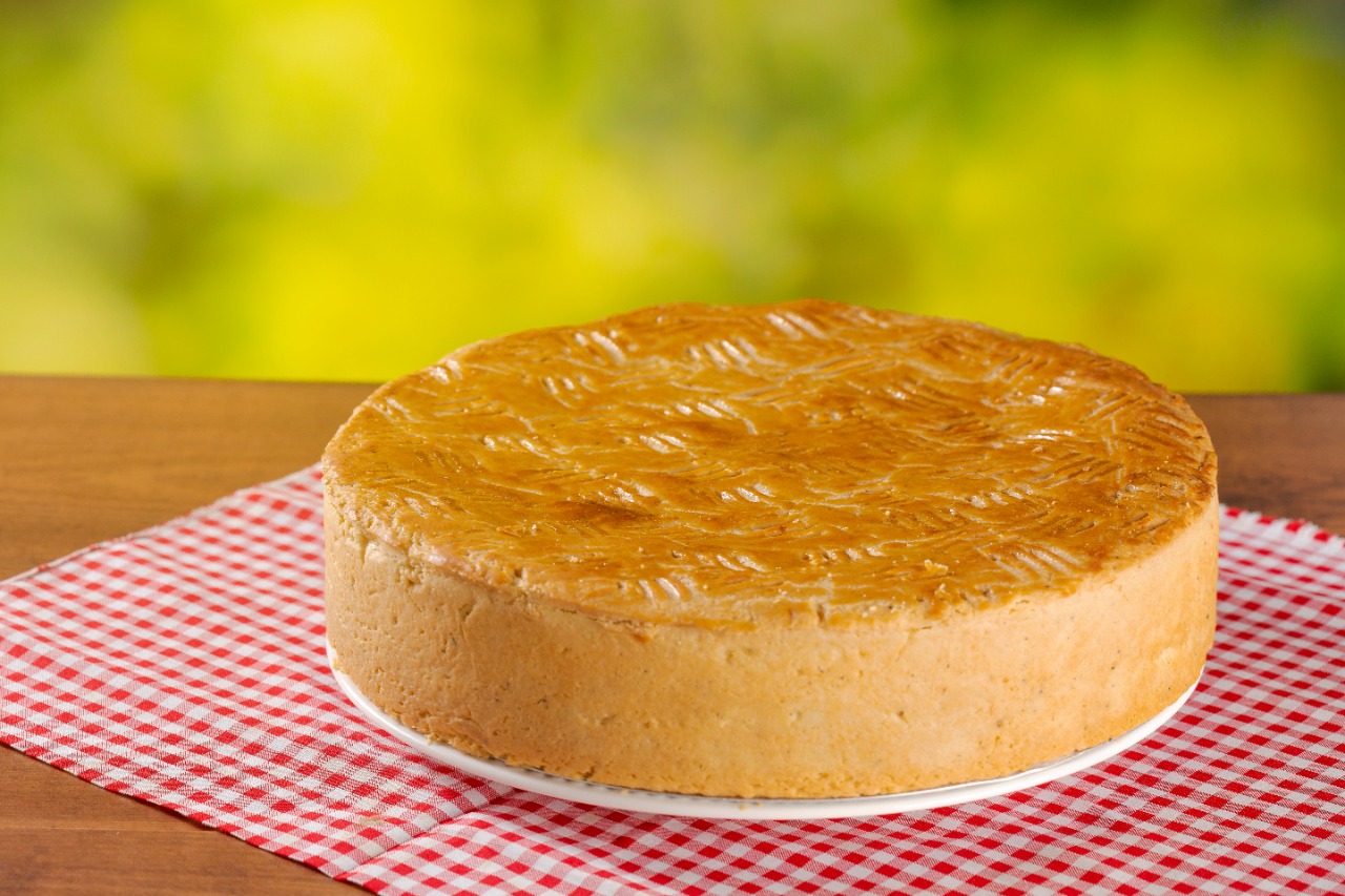 Massa leva grão de bico com recheio de legumes.