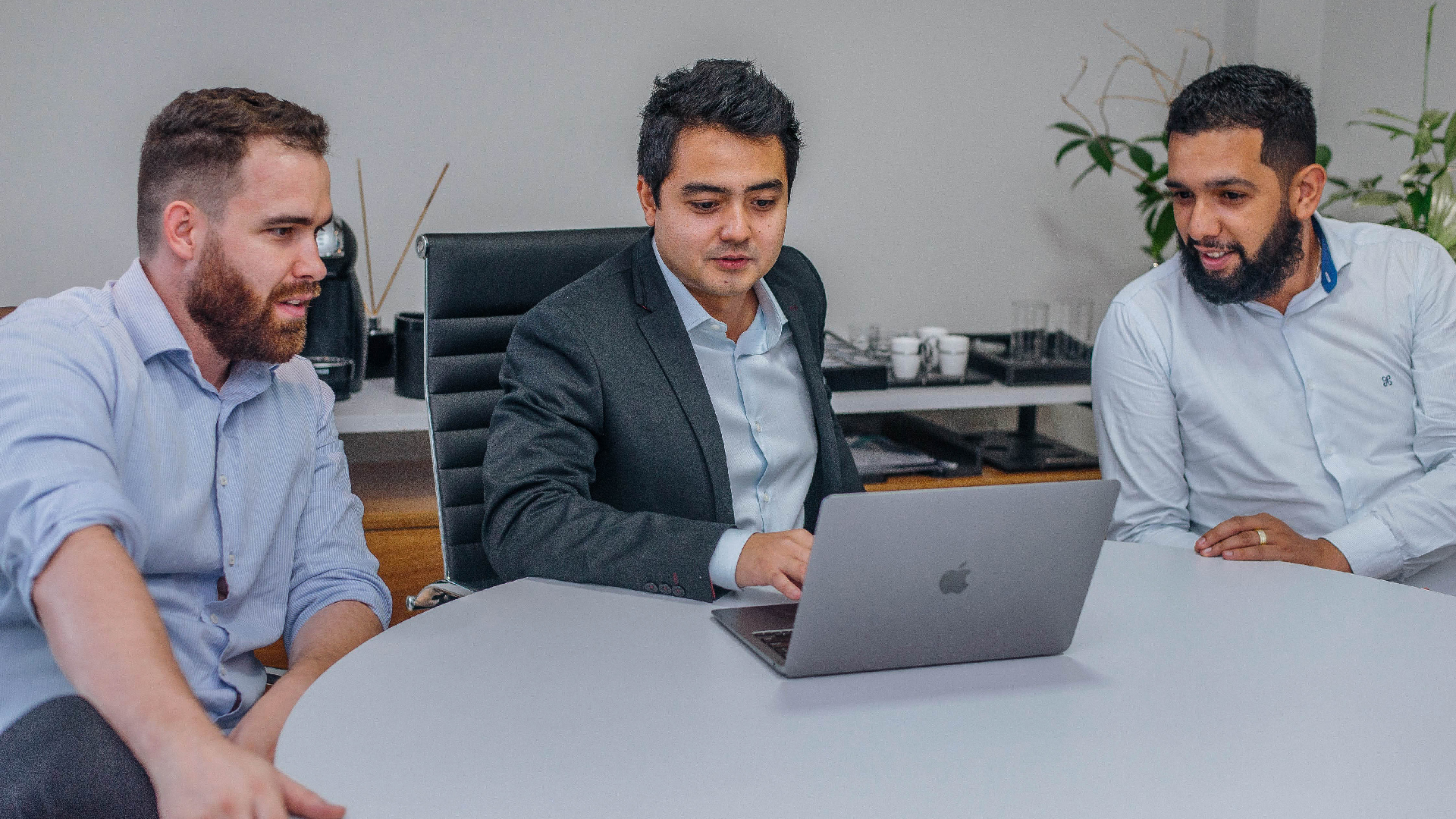 Terceirizar um especialista ou uma equipe costuma ajudar no crescimento dos negócios.