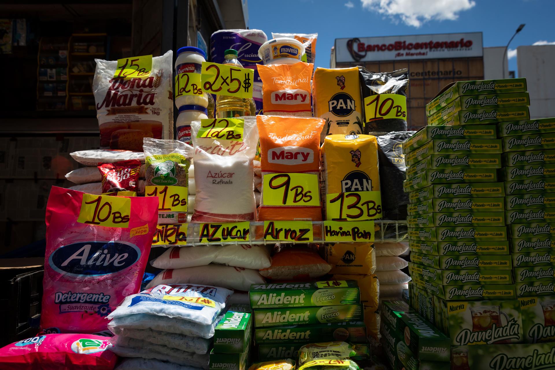 Produtos à venda no mercado Quinta Crespo, em 23 de setembro de 2022, em Caracas, capital da Venezuela. A moeda venezuelana, o bolívar, perdeu quase metade do seu valor no primeiro ano de circulação após a última reconversão monetária.
