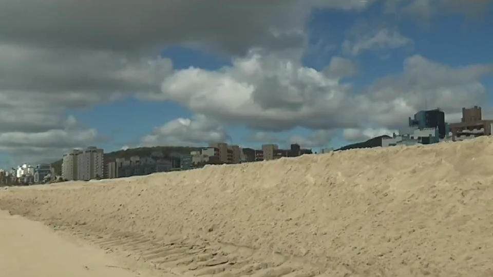 "Degrau gigante" se formou na areia da praia de Matinhos nos últimos dias