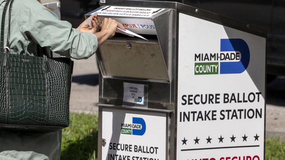 Eleitora vota pelo correio, durante as eleições de meio de mandato de 2022, em Miami, Flórida, neste sábado