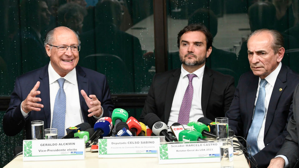O vice-presidente eleito Geraldo Alckmin discutiu o orçamento com parlamentares na segunda-feira (8)