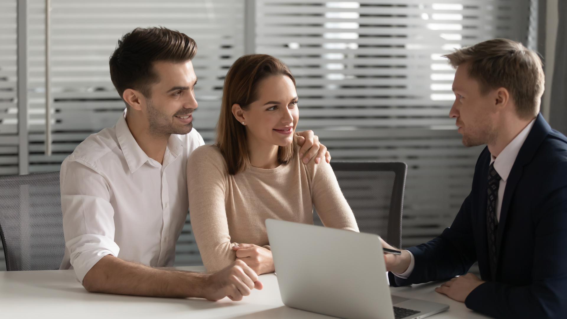 A independência financeira acontece quando é possível deixar de trabalhar e viver somente da renda acumulada