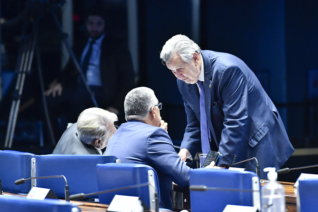 Senador Luis Carlos Heinze (PP-RS) e outros senadores governistas pediram à PGR uma investigação sobre as urnas com base no relatório do Ministério da Defesa.