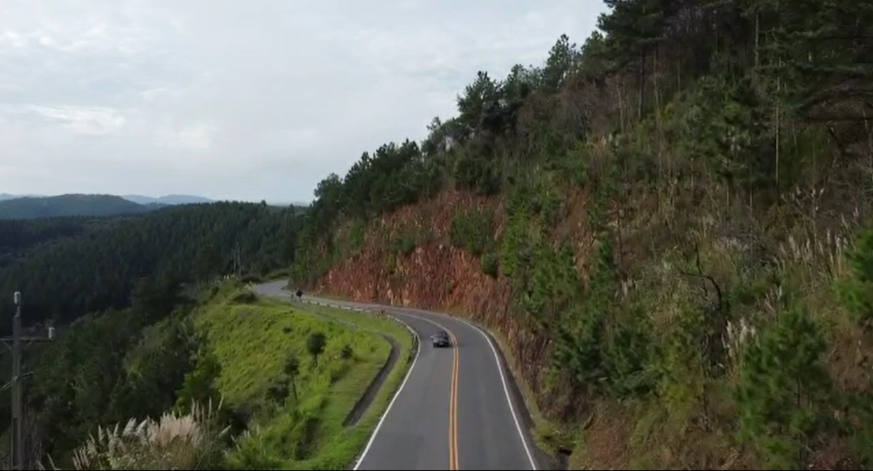Semanalmente, centenas de turistas fazem questão de percorrer o trecho de moto, carro ou pedalando.