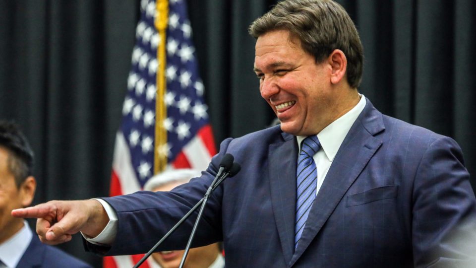 DeSantis é processado na Flórida por enviar imigrantes para Massachusetts O governador reeleito da Flórida, Ron DeSantis