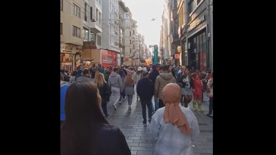 Ataque com bomba no centro de Istambul deixa seis mortos e dezenas feridos VÃdeos nas redes sociais mostram o momento da explosão