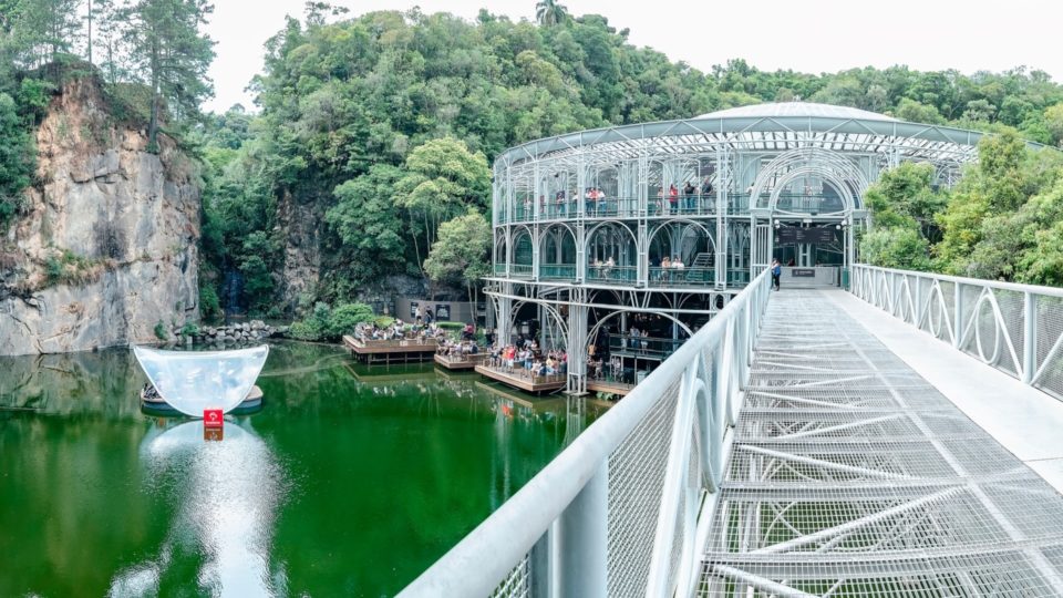 A Ópera de Arame atrai grandes eventos e é um maravilhoso local para passar as tardes almoçando com música ao vivo
