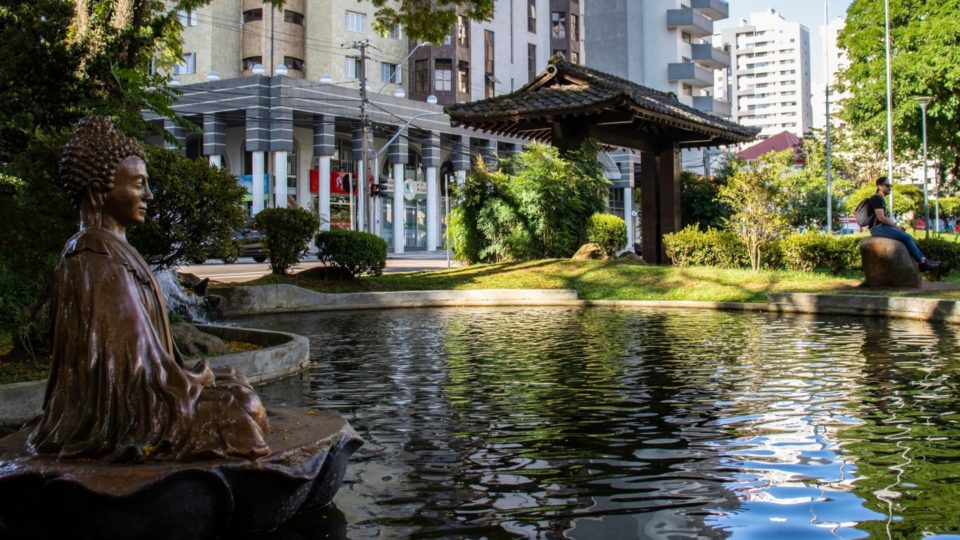 A Praça do Japão é o local perfeito para buscar tranquilidade e contemplar a vida