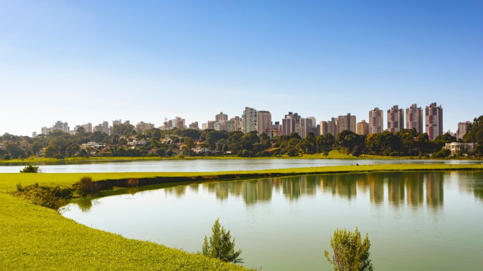 O Parque Barigui garante espaço para a prática de exercícios em contato com a natureza