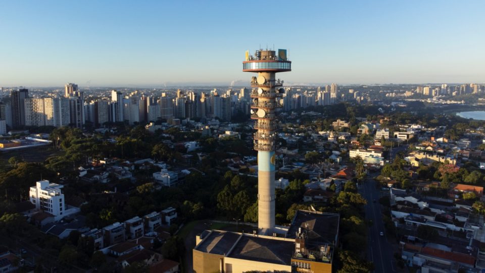 A Torre Panorâmica oferece uma vista completa da linda paisagem da capital Paranaense