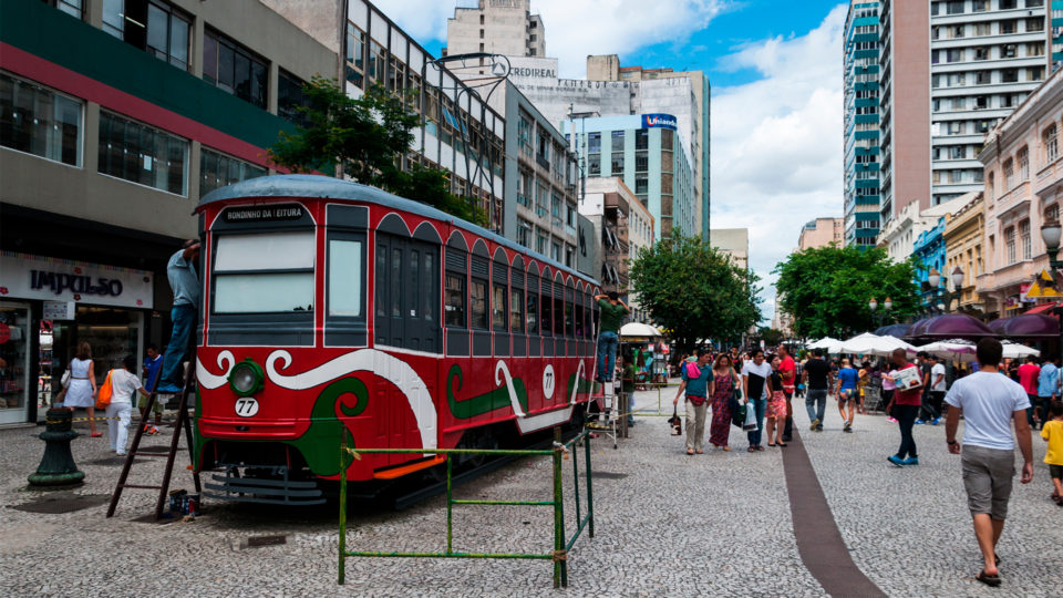 A Rua XV representa a rica cultura e está no coração da parte central de Curitiba