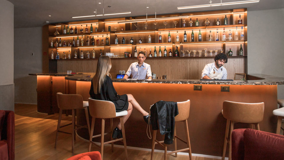 O bar do Hotel Qoya oferece grande variedade de drinks e coquetéis para a diversão após longa jornada de trabalho