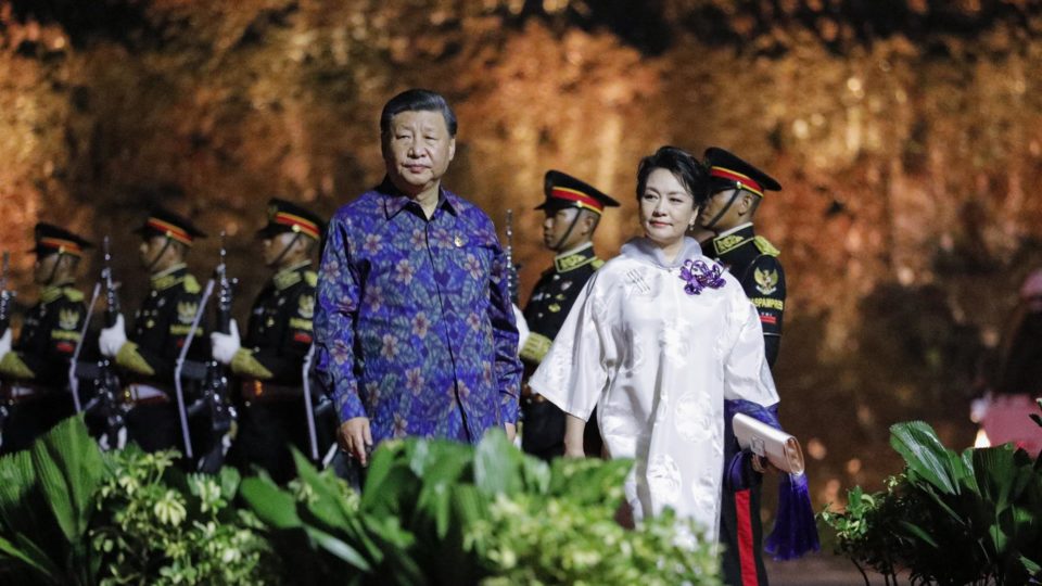 O presidente chinês Xi Jinping e sua esposa Peng Liyuan chegam para o jantar de boas-vindas da Cúpula dos Líderes do G20 no Parque Cultural Garuda Wisnu Kencana em Bali, Indonésia, 15 de novembro 2022.