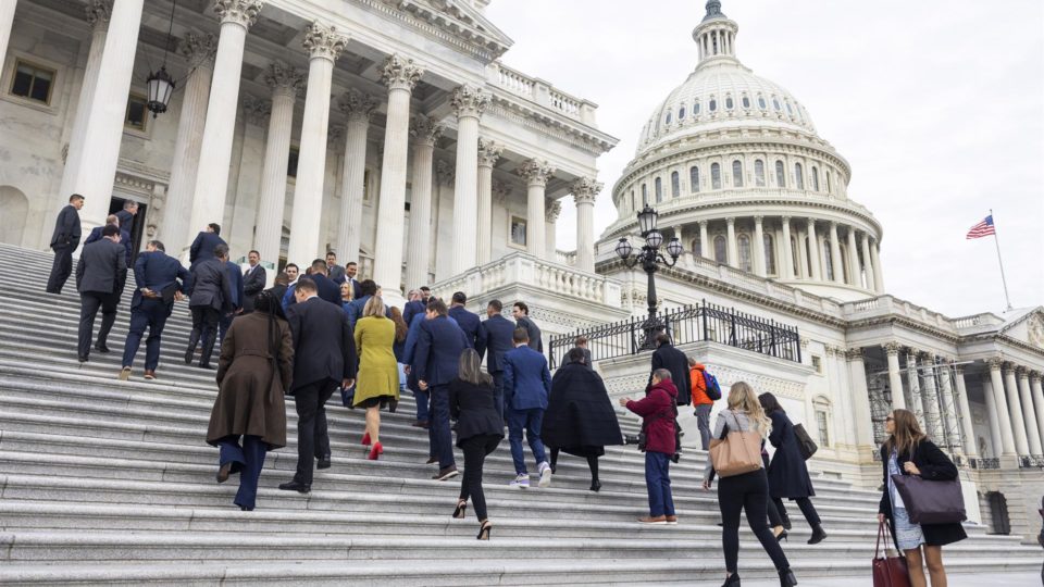 Republicanos conseguem maioria na Câmara dos Estados Unidos; Biden parabeniza oposição O Capitólio, sede do Congresso americano: oposição alcançou número mínimo de 218 assentos para tomar controle da Câmara, mas democratas mantiveram maioria no Senado